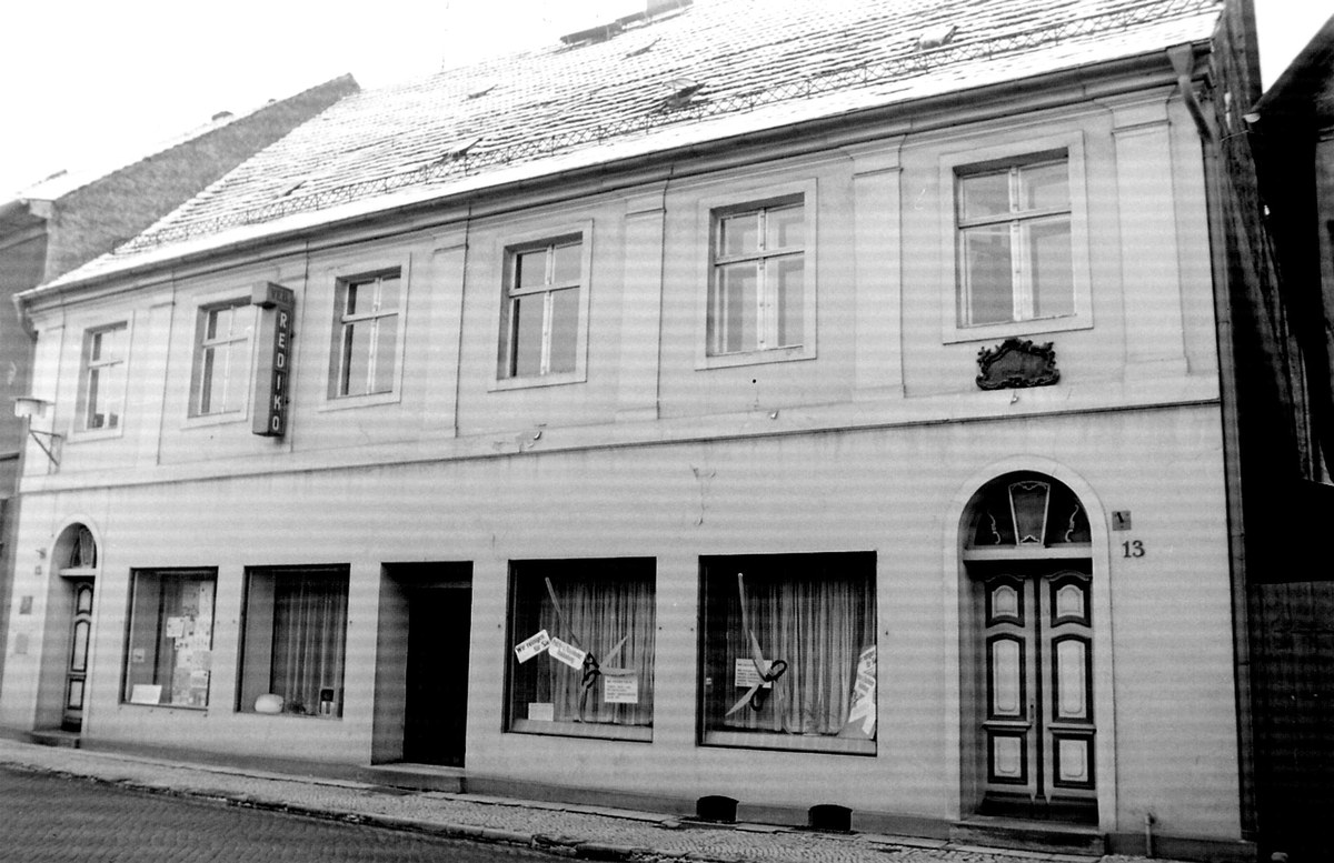 Lange Straße 13 Havelberg 1978 mit REDIKO-Schild und Freyhauß-Wappen