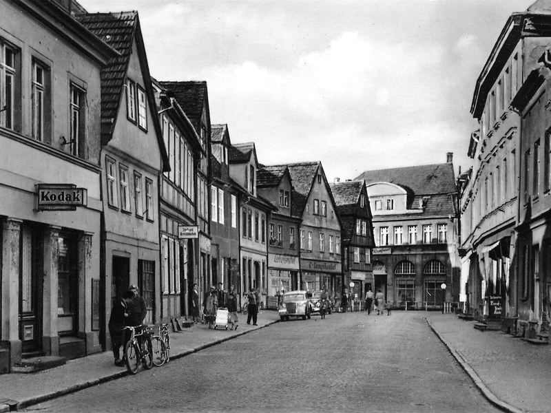Blick in die Lange Straße Havelberg 1964 mit Kodak-Schild und Passanten