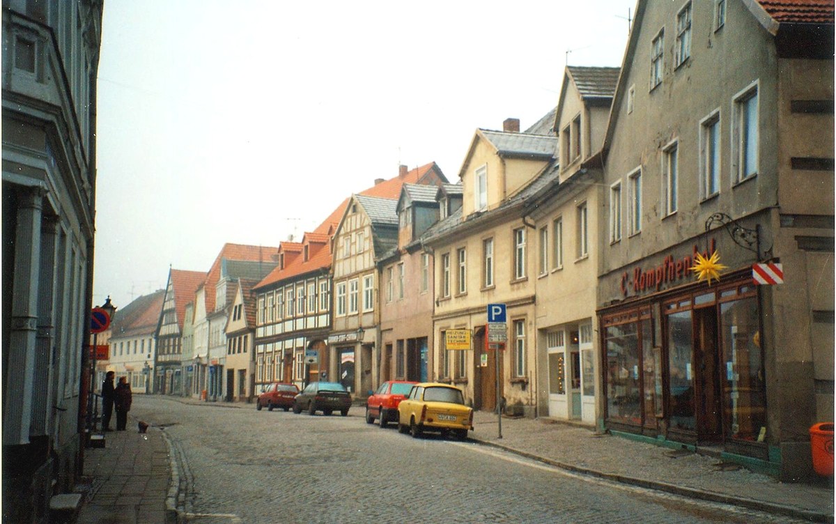 Lange Straße Havelberg um 1992 mit Kampfhenkel, Trabi und Fachwerkhäusern