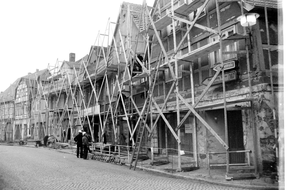 Lange Straße Havelberg 1979 mit Fassadengerüsten und Bauarbeitern