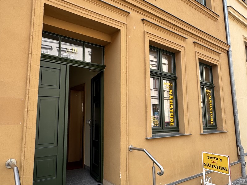 Eingang Schulstraße mit Schild Petra's Nähstube