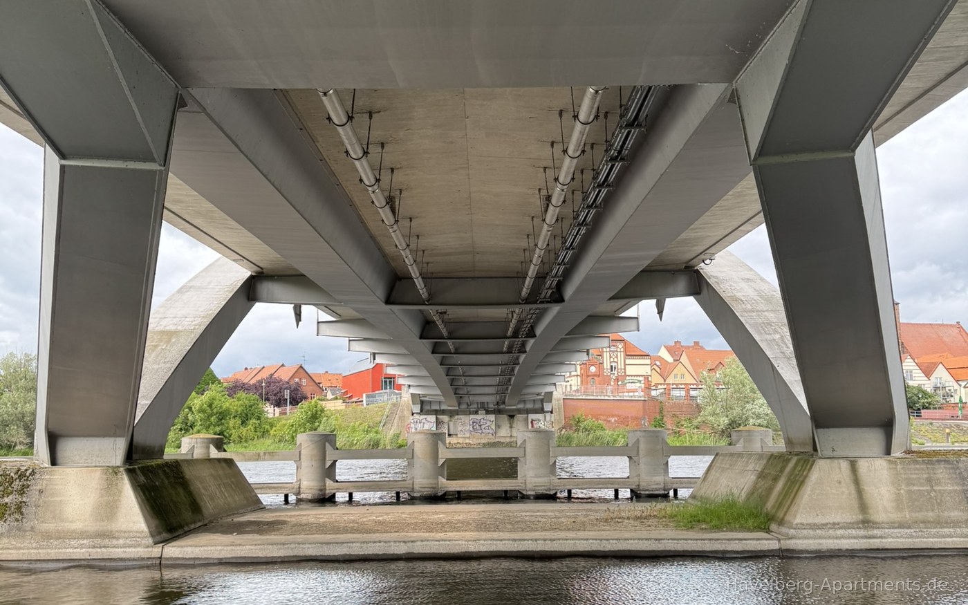 Unterseite der Sandauer Brücke mit Blick zur Stadtinsel