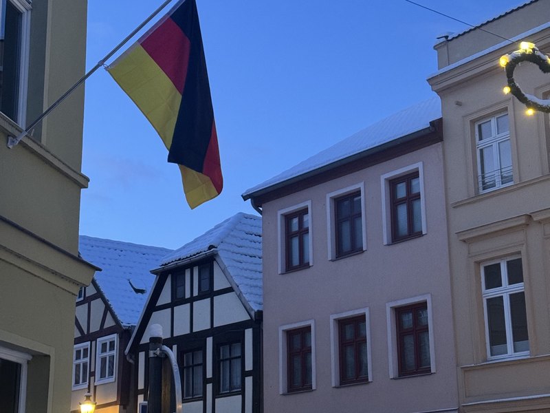 Scabellstraße im Schnee mit Deutschlandflagge