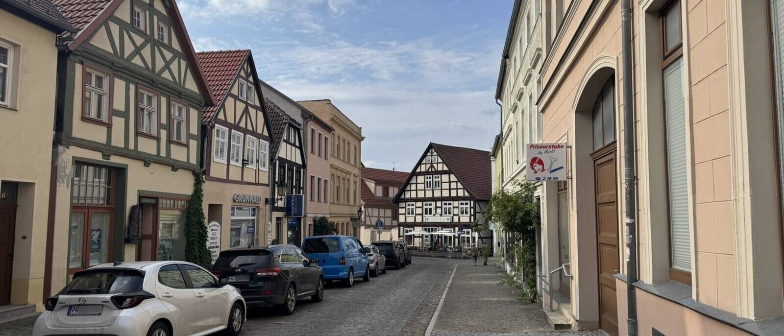 Scabellstraße Havelberg Blick Richtung Markt mit Geschäften und Fachwerk