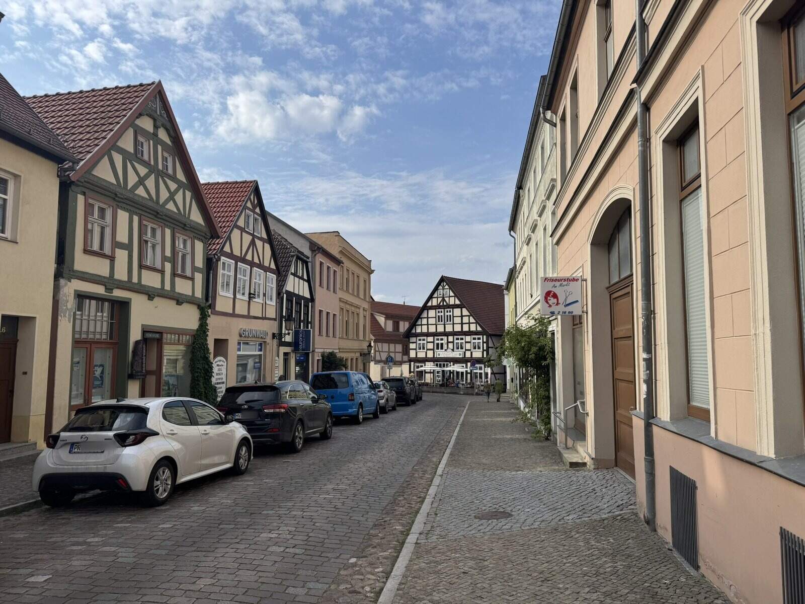 Scabellstraße Havelberg Blick Richtung Markt mit Grunwald EURONICS und Friseurstube Am Markt (2026)