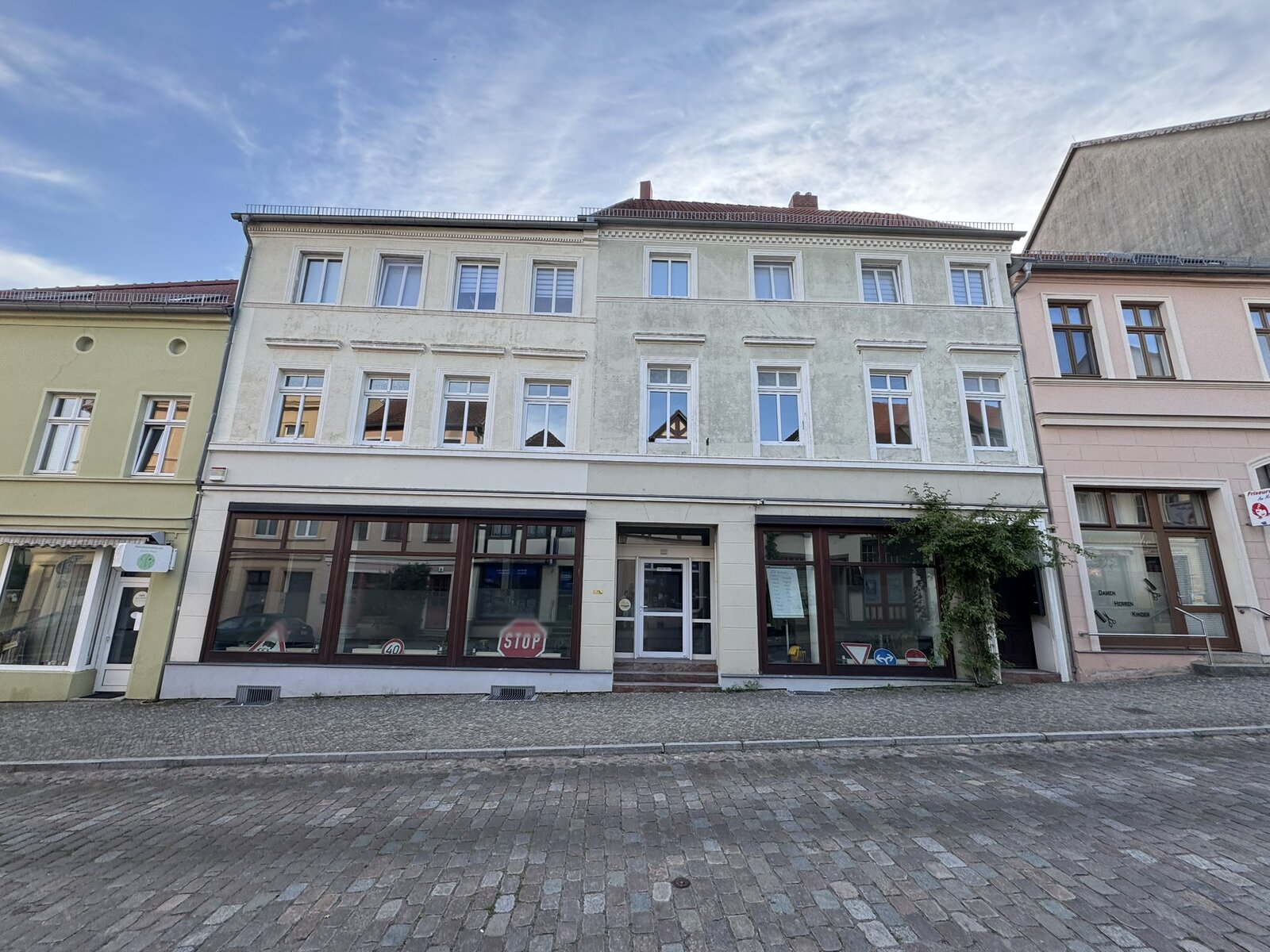 Fassade der Geschäftshäuser in der Scabellstraße Havelberg mit Ladenlokalen und Friseursalon (2026)
