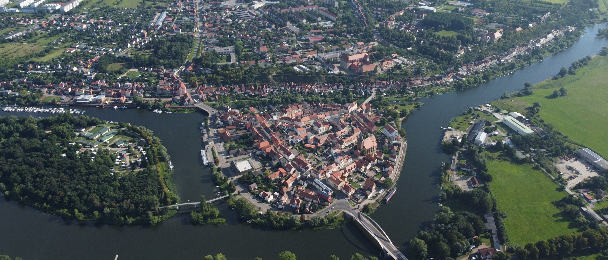 Luftaufnahme der Stadtinsel Havelberg mit Havel, Stadtgraben, Campinginsel und Dom