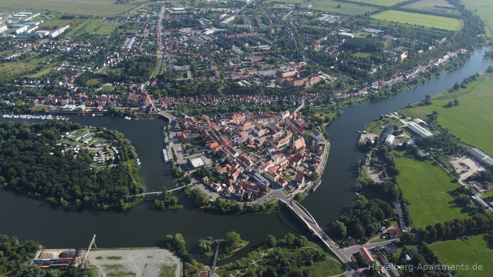 Weite Luftaufnahme Stadtinsel Havelberg mit Wasser