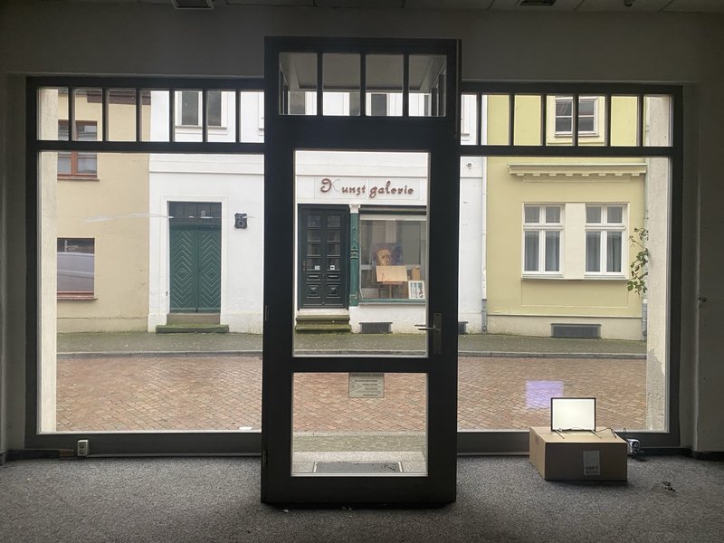 Blick aus dem leeren Ladengeschäft Steinstraße auf die gegenüberliegende Kunstgalerie