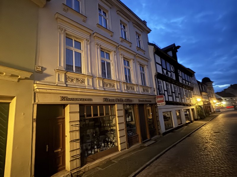 Firma Fritz Kühn Eisenwaren und Haushaltswaren in der Steinstraße bei Abendlicht