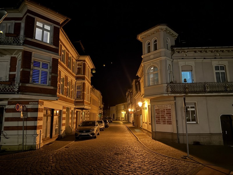 Eingang in die Steinstraße von der Steintorbrücke kommend bei Nacht