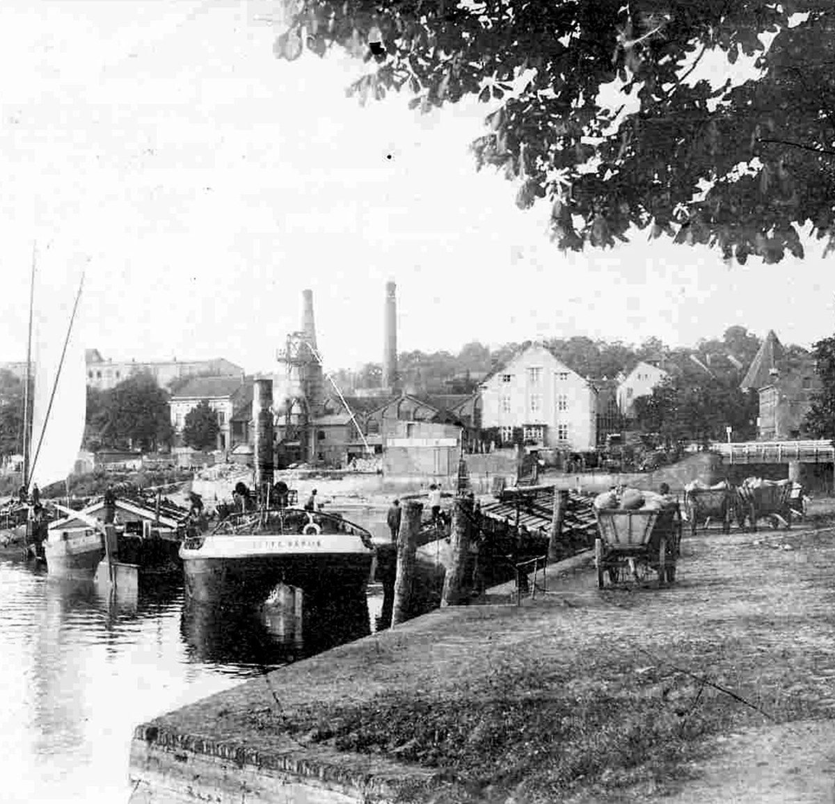 Uferstraße Havelberg 1907: Hafen mit Dampfschiff, Steintorbrücke und St. Annen-Kapelle am Hang