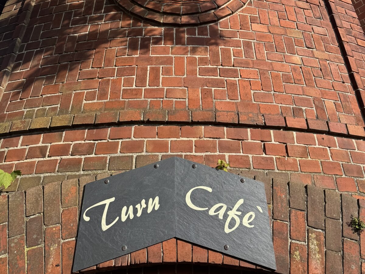 Schild Turm Café am Fuß des Wasserturms