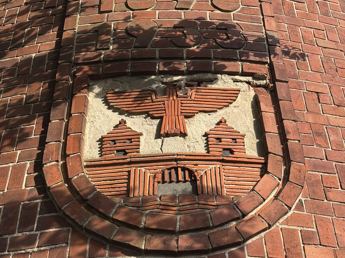 Ziegelrelief am Wasserturm mit den Jahreszahlen 1890 und 1933