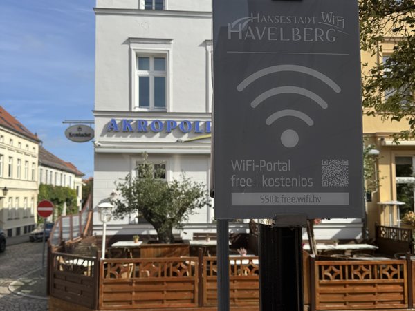 WLAN-Schild der Hansestadt Havelberg, Netz free.wifi.hv