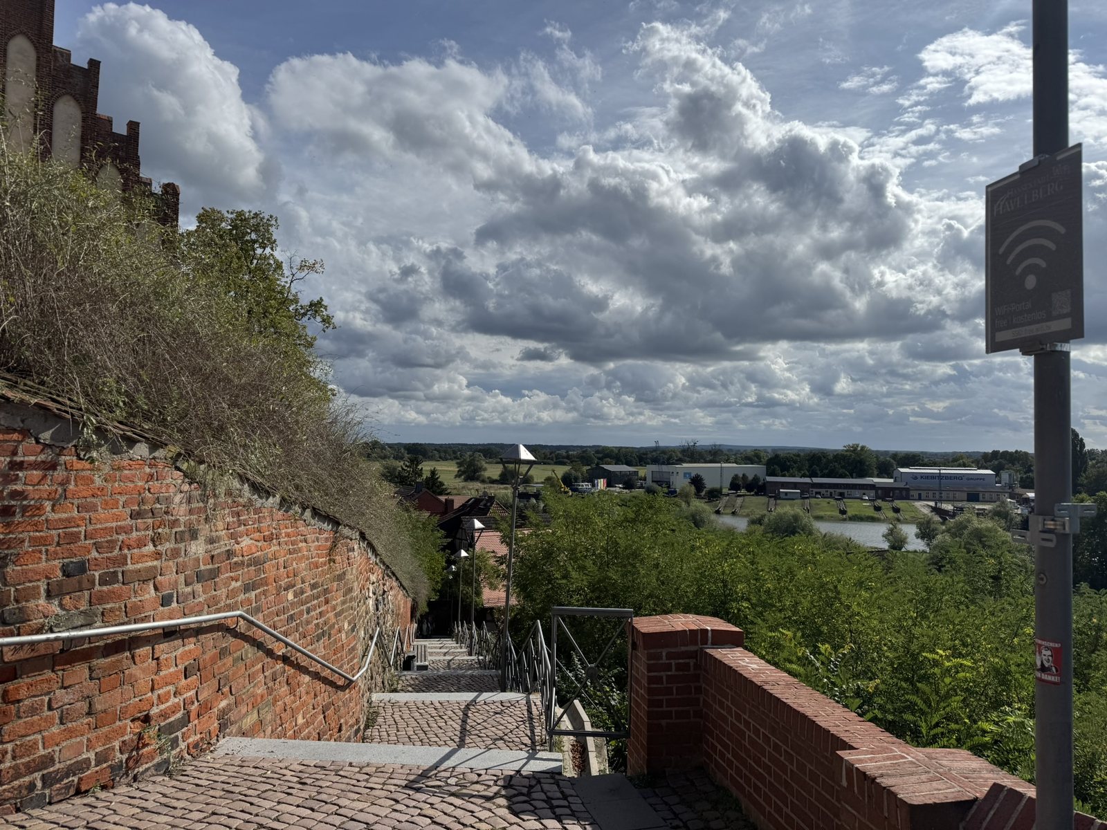Oben an der Domtreppe: Blick über die Havel, WLAN-Schild am Pfosten