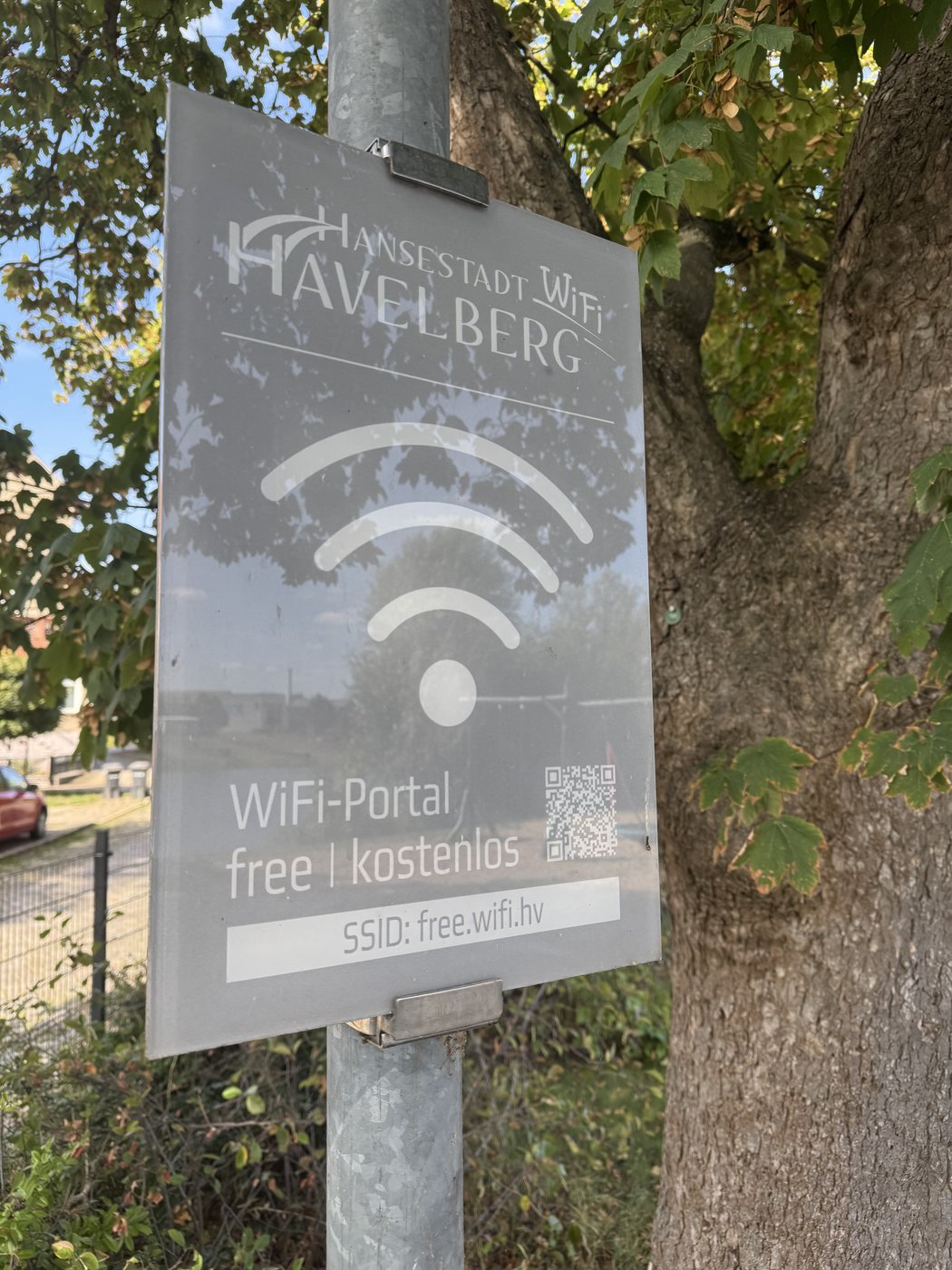 WLAN-Schild am Spielplatz Havelvorland, SSID free.wifi.hv