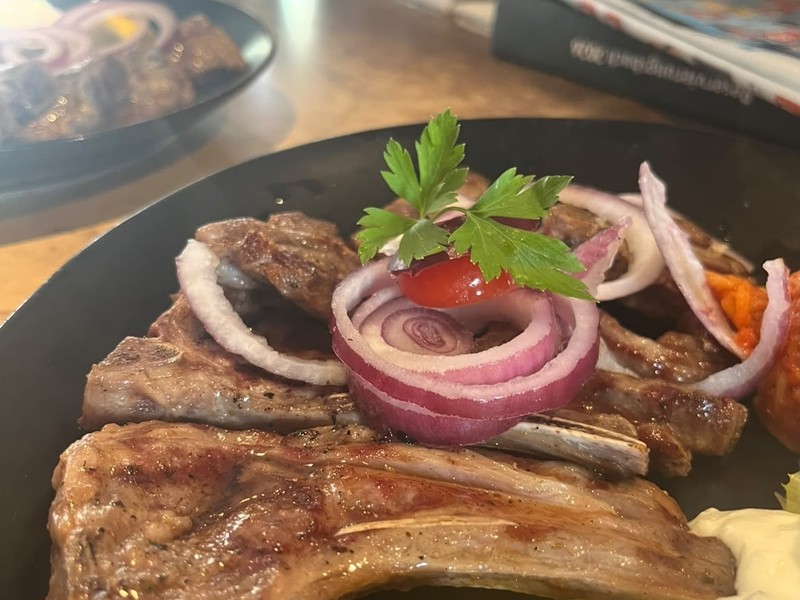 Lammkoteletts mit Zwiebeln, Zitrone und Zaziki