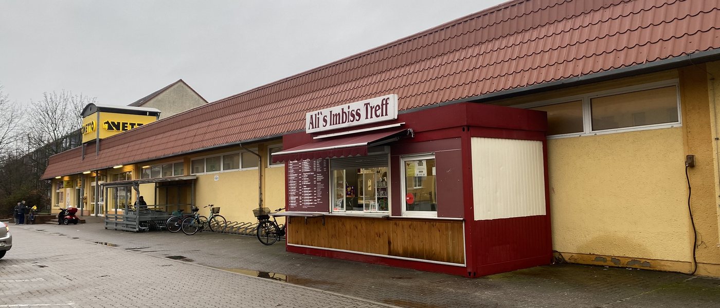 Roter Imbisswagen Ali's Imbiss Treff vor dem Netto in der Semmelweisstraße