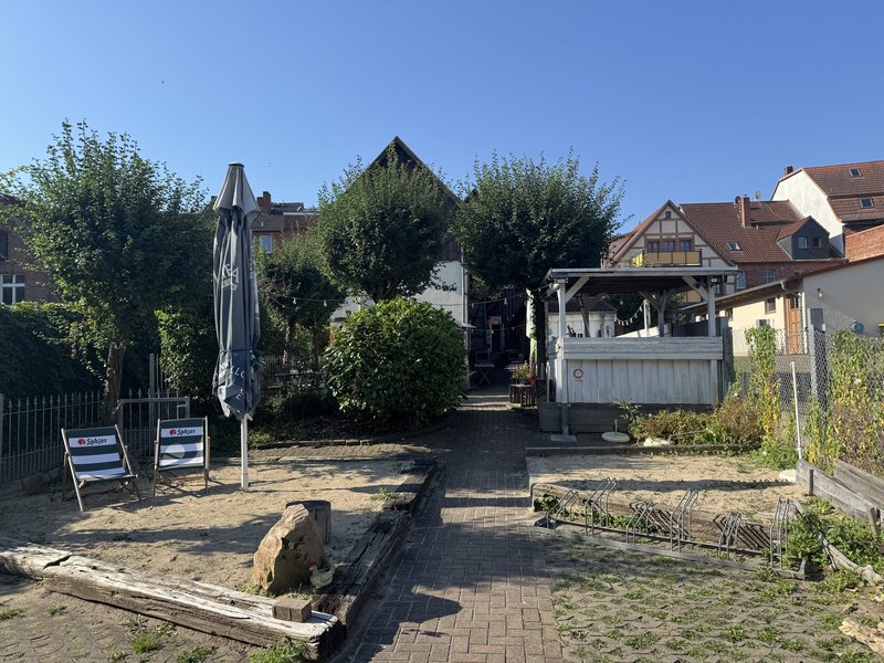Biergarten mit Liegestühlen und Sandfläche