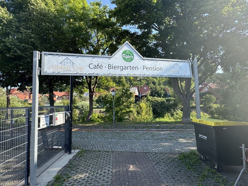 Eingangstor Altstadtcafé Café Biergarten Pension