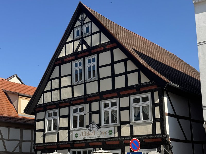 Fassade Altstadtcafé mit Sonnenschirmen