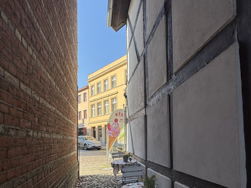Sitzplätze im Durchgang zum Stadtgraben