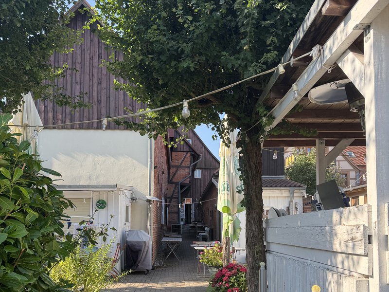 Innenhof und Weg zum Biergarten