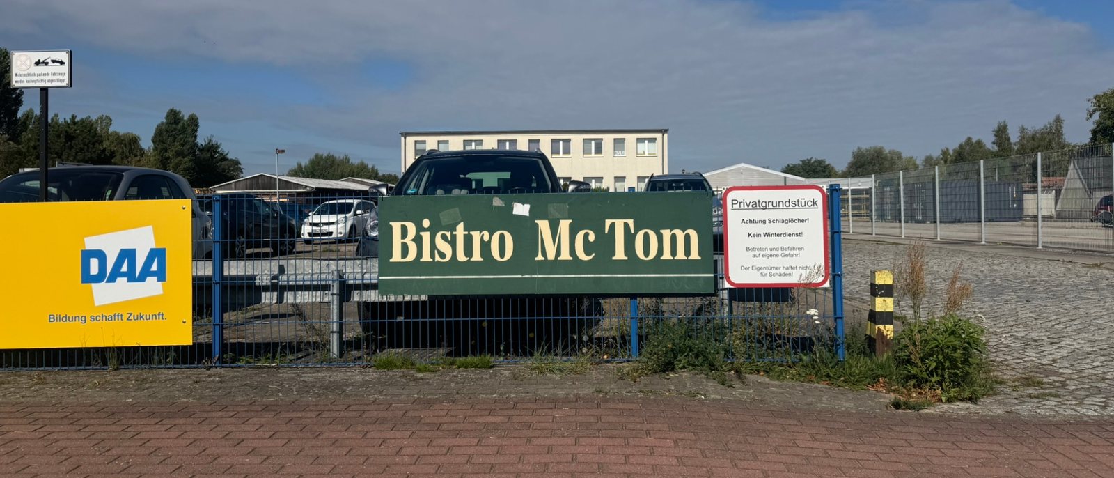 Grünes Schild Bistro McTom an der Neustädter Straße in Havelberg