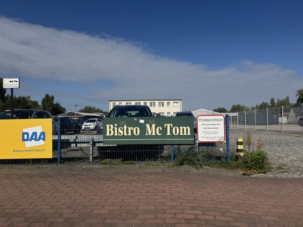 Schild Bistro McTom an der Neustädter Straße in Havelberg