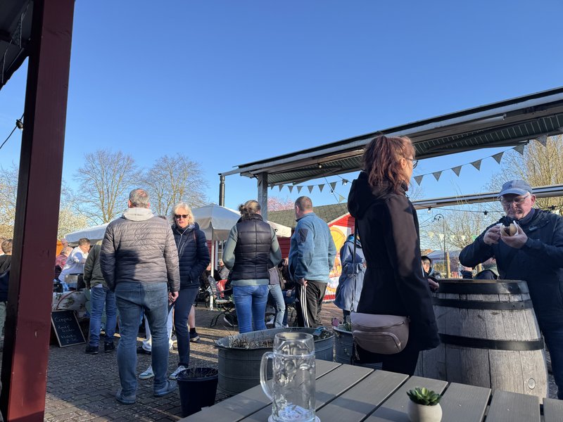 Gäste auf der Terrasse des Café Lieblingsplatz