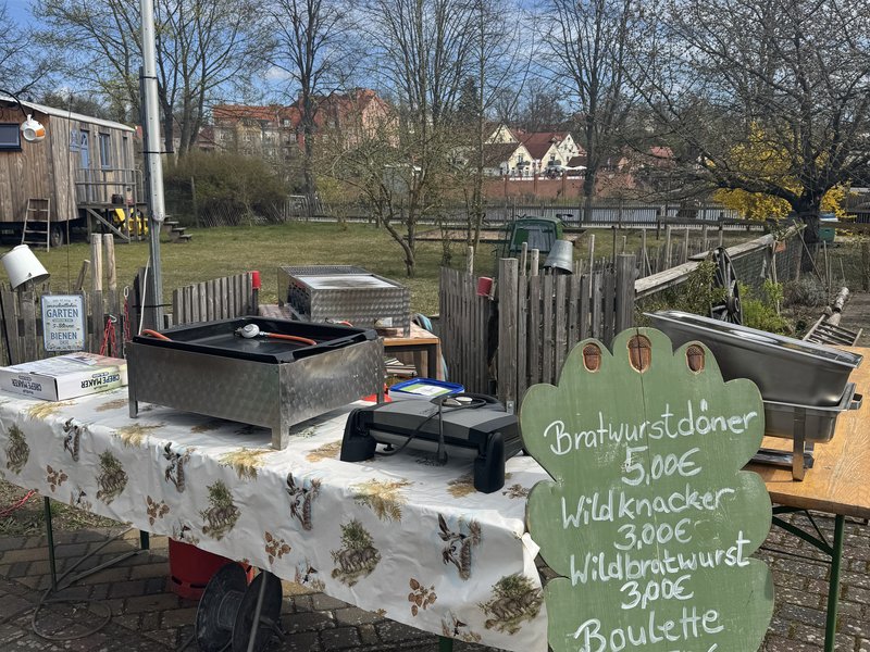Grillstand mit Bratwurstdöner und Wildwurst auf der Campinginsel