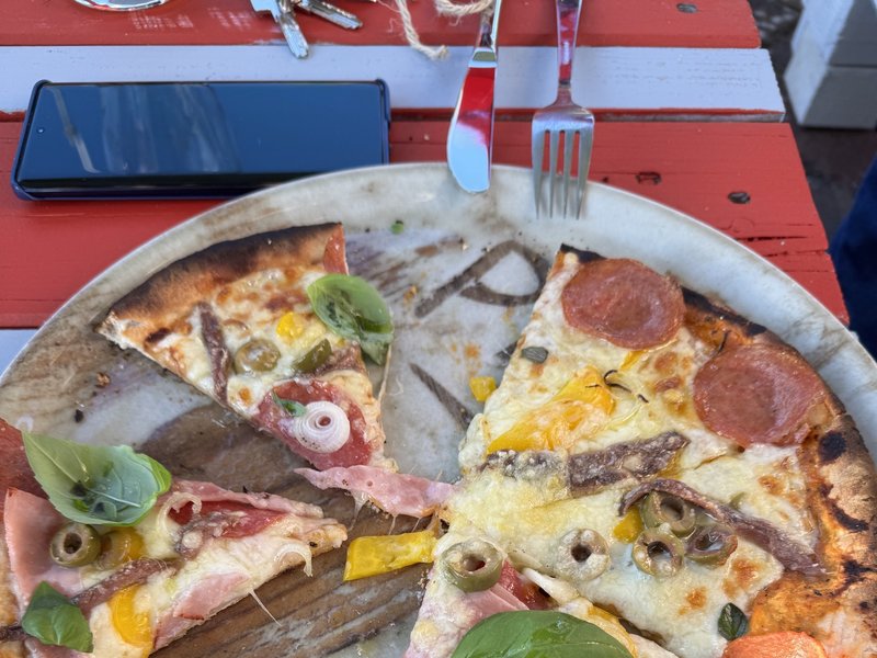 Frisch belegte Pizza am Café Lieblingsplatz auf der Campinginsel