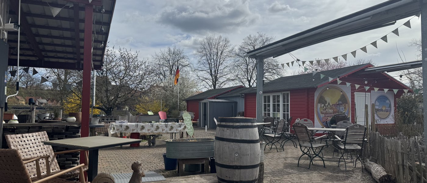 Terrasse und Sitzplätze am Café Lieblingsplatz auf der Campinginsel Havelberg