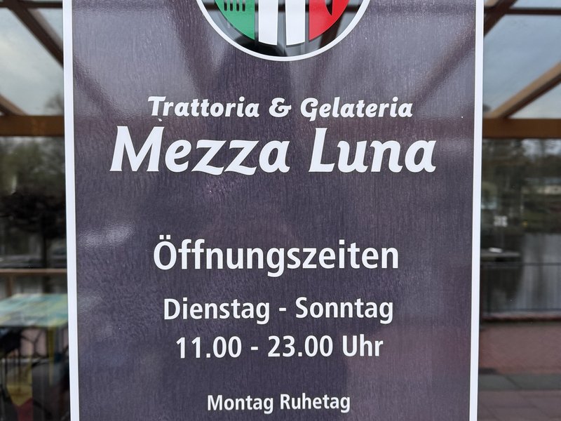 Öffnungszeiten-Schild Mezza Luna