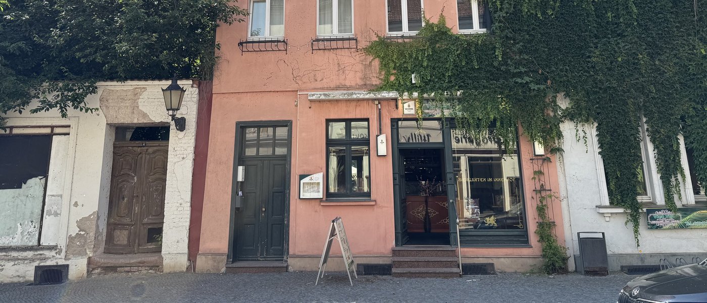 Rosa Fassade des Restaurants Viet Thai in der Lange Straße in Havelberg
