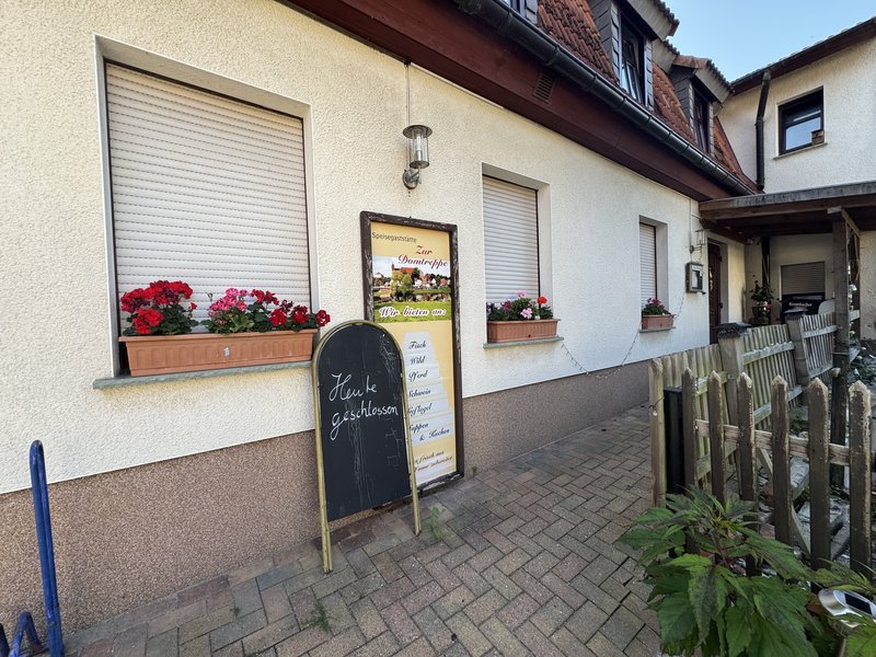 Eingang Speisegaststätte Zur Domtreppe mit Angebotstafel