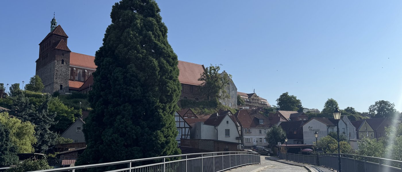Blick von der Dombrücke Richtung Weinbergstraße, Gasthaus Zur Domtreppe rechts