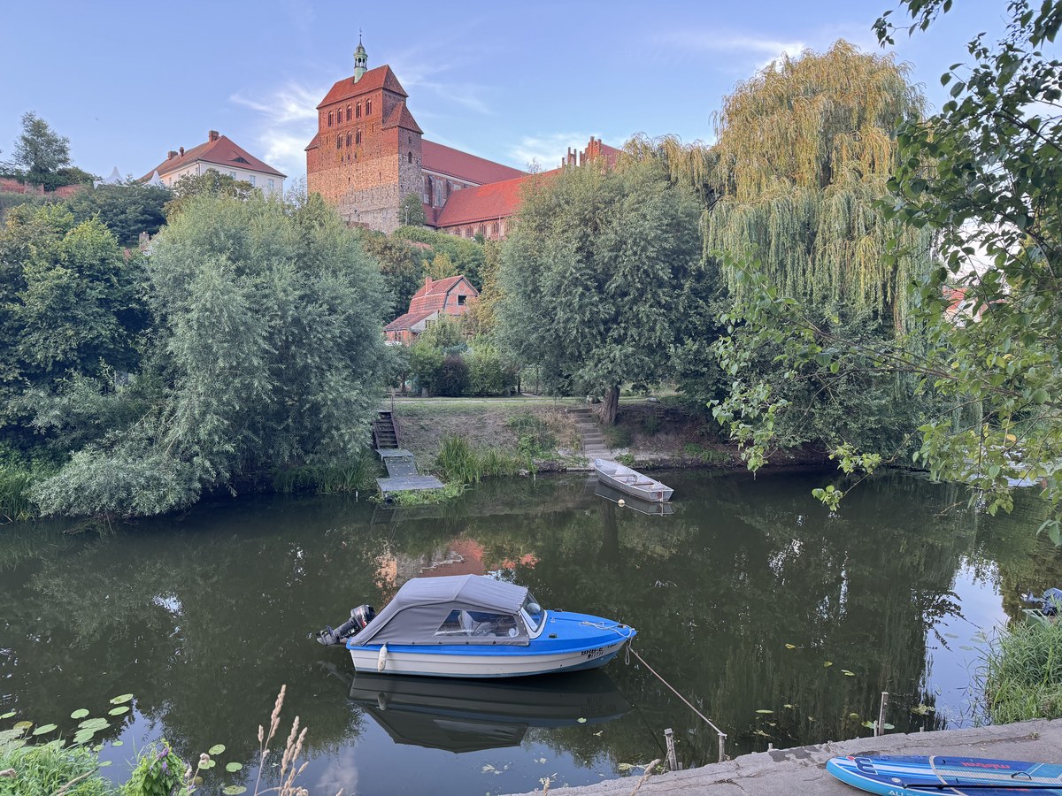 Havelberger Dom über dem Stadtgraben mit Booten, Blick von der Stadtinsel