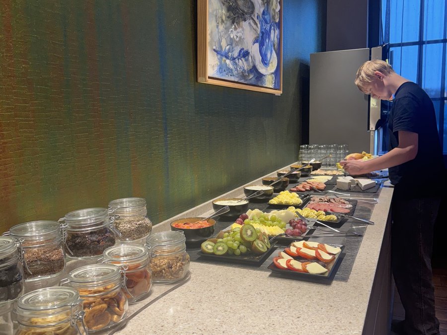 Frühstücksbuffet im ArtHotel Kiebitzberg mit Obst, Käse, Aufschnitt und Müsligläsern an der Theke