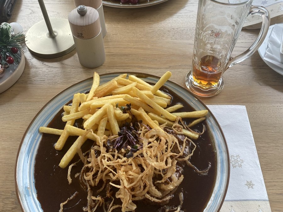 Gericht im Restaurant Schmokenberg: Braten mit Röstzwiebeln und Pommes