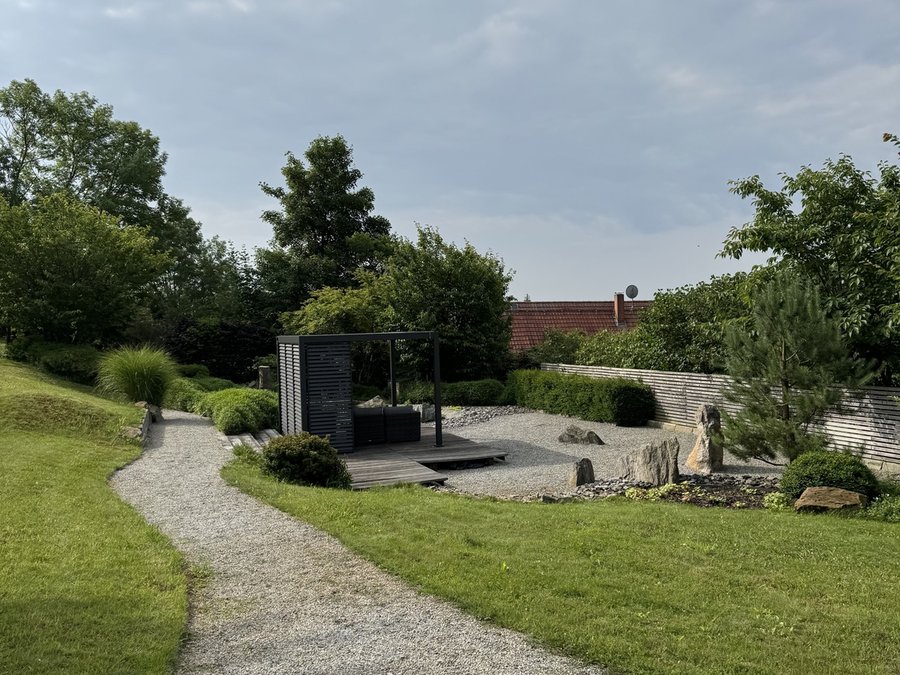 Japanischer Garten am ArtHotel Kiebitzberg mit Kiesweg und Pavillon
