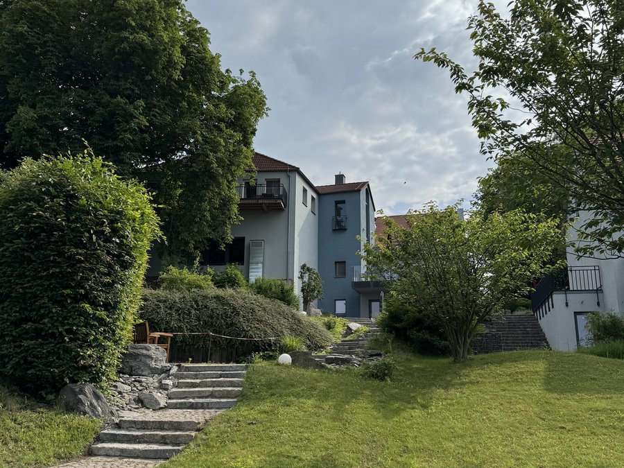 Weg durch den Park des ArtHotels Kiebitzberg mit Steintreppen und Blick auf die Hotelgebäude