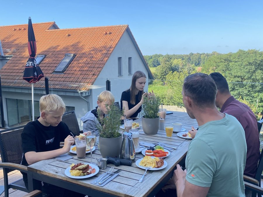 Frühstück auf der Terrasse des ArtHotels mit Blick über die Landschaft