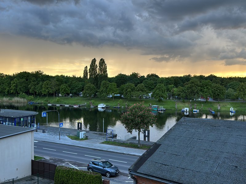 Blick von einem Apartment über die Havel auf die Campinginsel bei Abendlicht