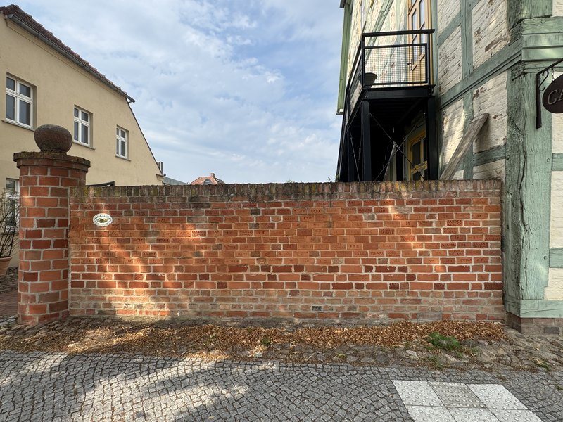 Ziegelmauer mit Namen der Sanierungsunterstützer