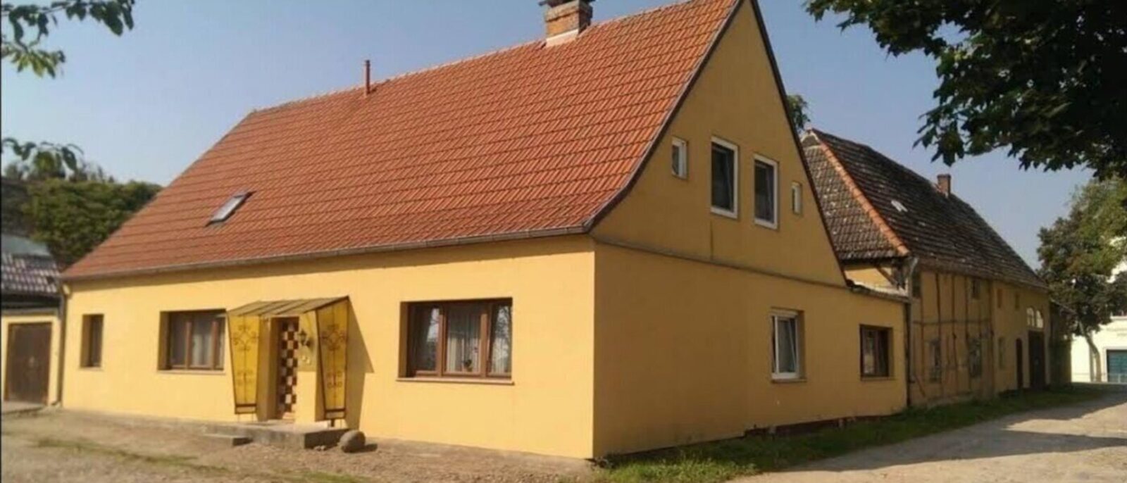 Gelbes Haus mit rotem Ziegeldach: Ferienwohnung Familie Lahl in Havelberg, An der Freiheit 1