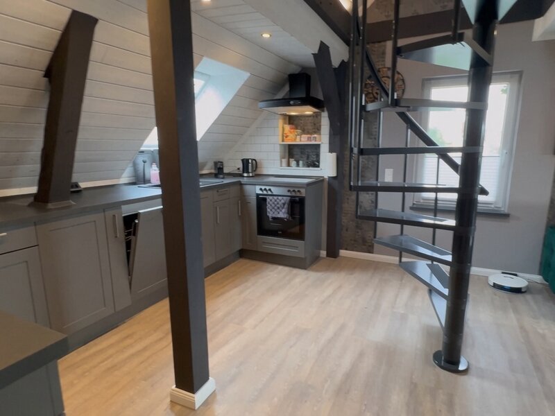 Küche mit Wendeltreppe in Apartment Elbe