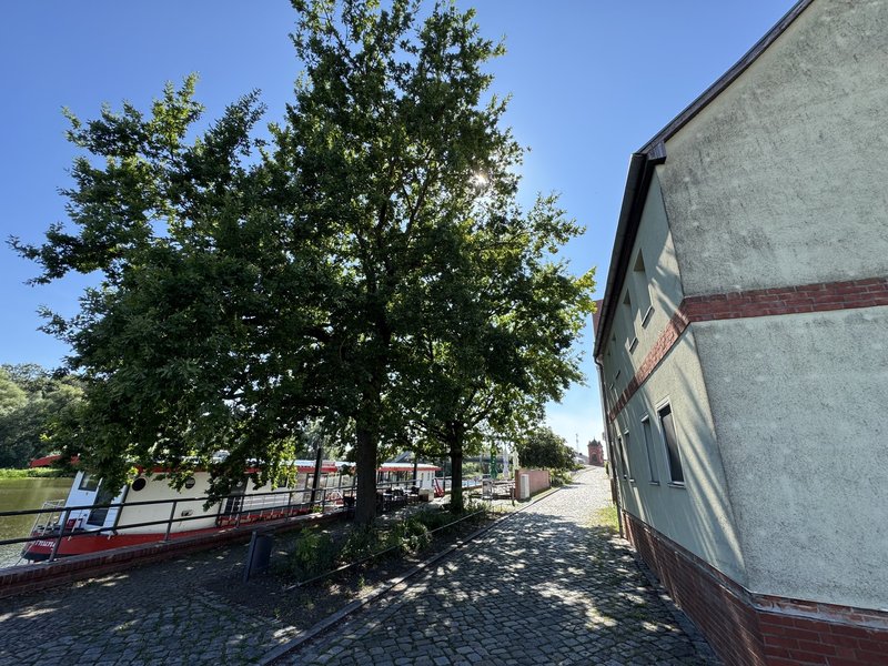 Fußweg am Wasser mit Restaurantschiff Hoffnung
