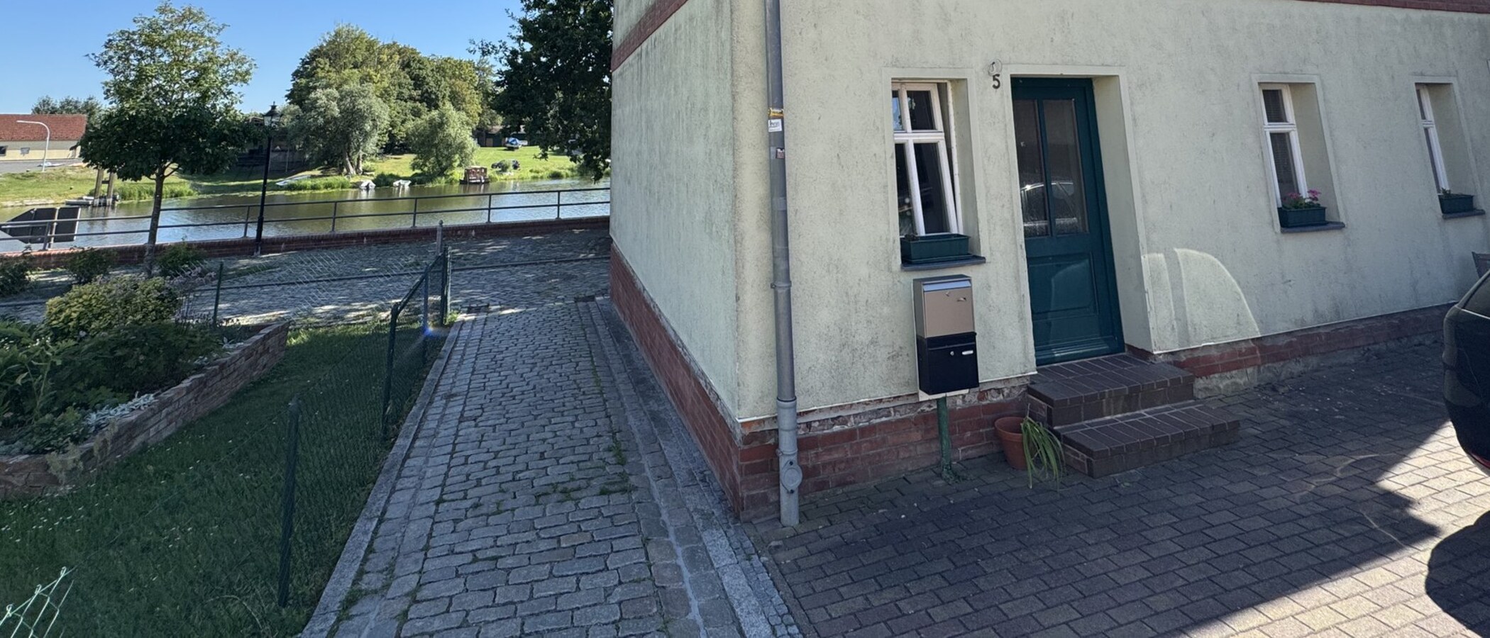Havelvorland 5: Eingang im Erdgeschoss mit Fußweg und Blick auf die Havel